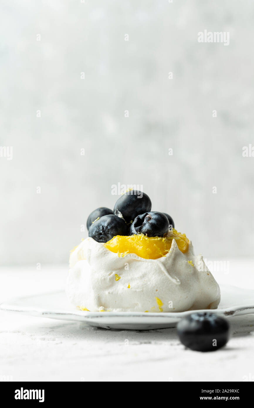 Mini cagliata di limone pavlovas su sfondo bianco Foto Stock