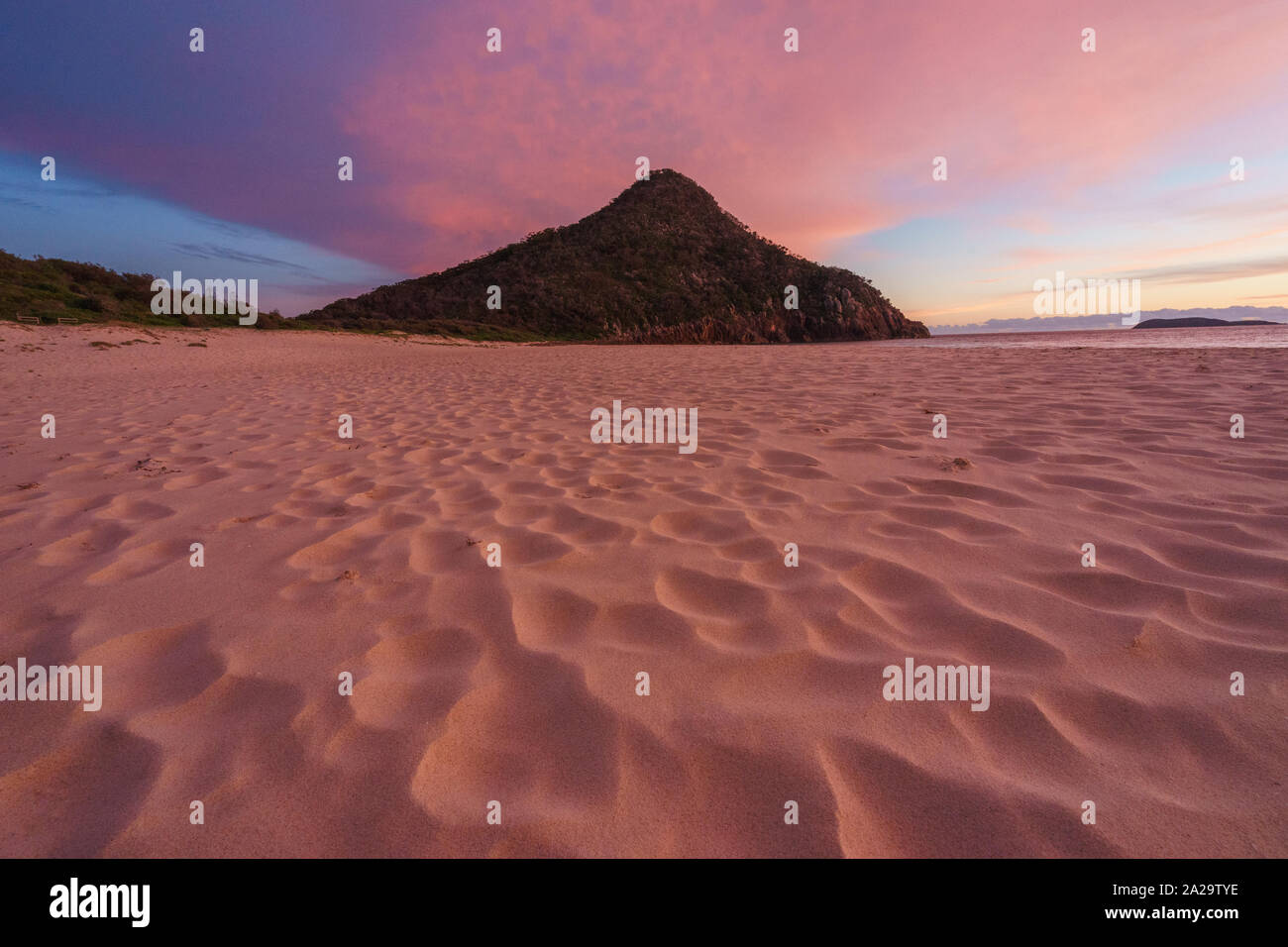 Mt Tomaree da Zenith Beach a sunrise, Port Stephens, Nuovo Galles del Sud, Australia Foto Stock