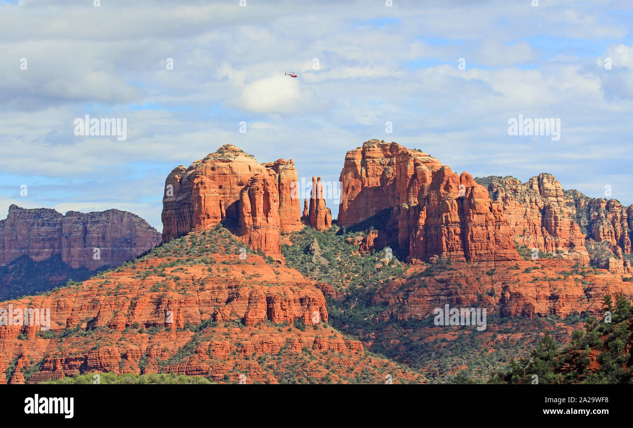 Elicottero volando sopra la cattedrale Rock, Sedona, in Arizona Foto Stock