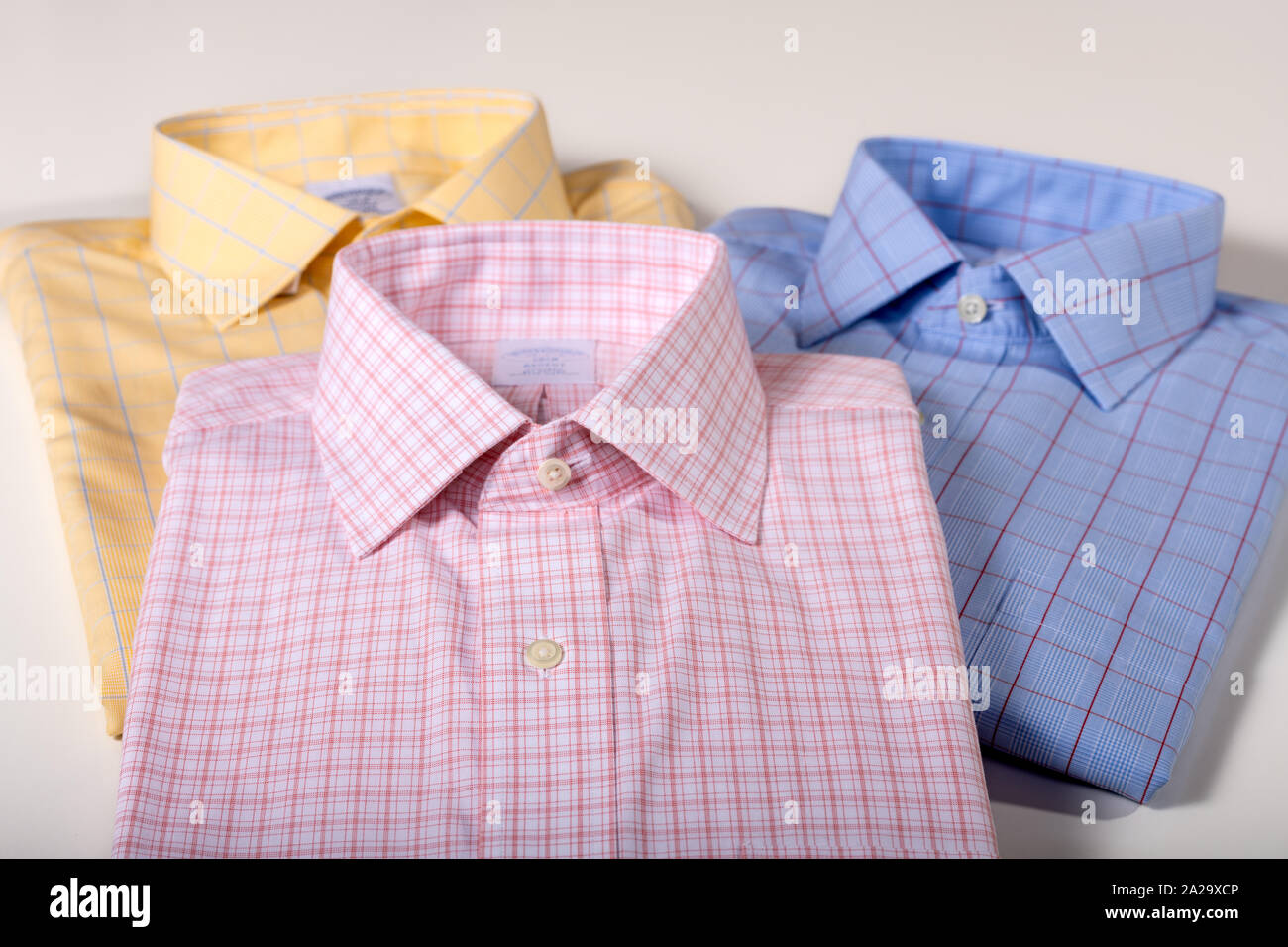 Camicie da uomo piegato e pressato. Business usura. Gli uomini camicie di vestito. Panno per gli uomini. Foto Stock