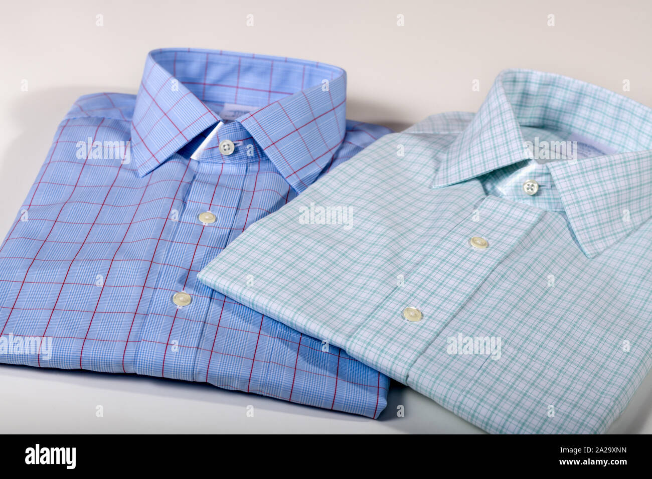 Camicie da uomo piegato e pressato. Business usura. Gli uomini camicie di vestito. Panno per gli uomini. Foto Stock