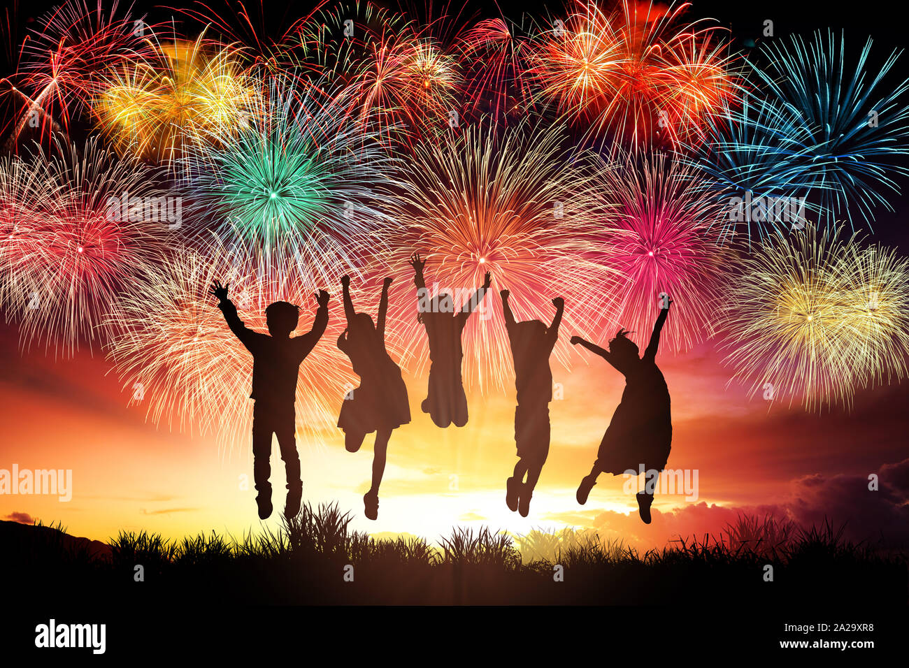 Dei bambini felici di salto e guardare i fuochi d'artificio Foto Stock