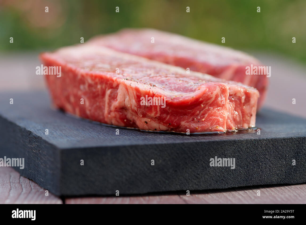 Due pezzi di greggio bistecca di controfiletto, outdoor shot Foto Stock