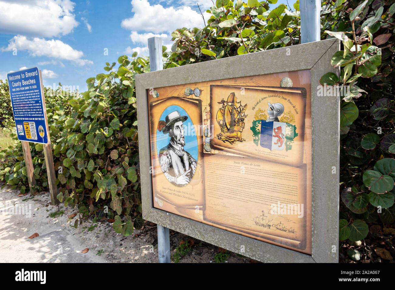 Marcatori storico spiegando che la spiaggia in questo parco dove è stato esploratore spagnolo Juan Ponce de Leon messo piede in Florida in Melbourne Beach, Florida. Ponce de Leon sbarcati nei pressi di questo sito nel 1513 e rivendicato della Florida per l'impero spagnolo. Foto Stock