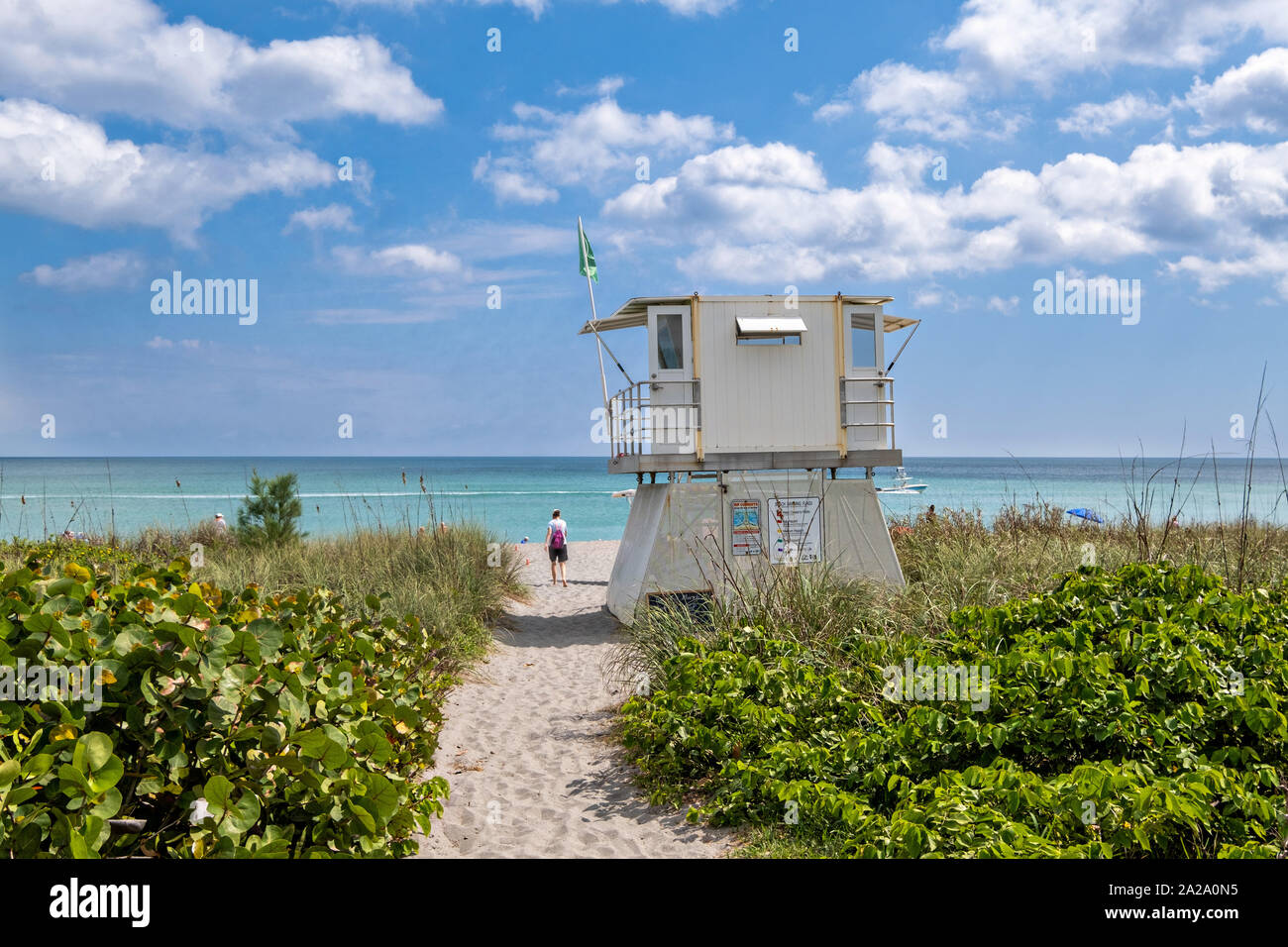 Spiaggia di sabbia la passerella e stazione bagnino a Hobe Sound Beach in Hobe Sound, Florida. Foto Stock