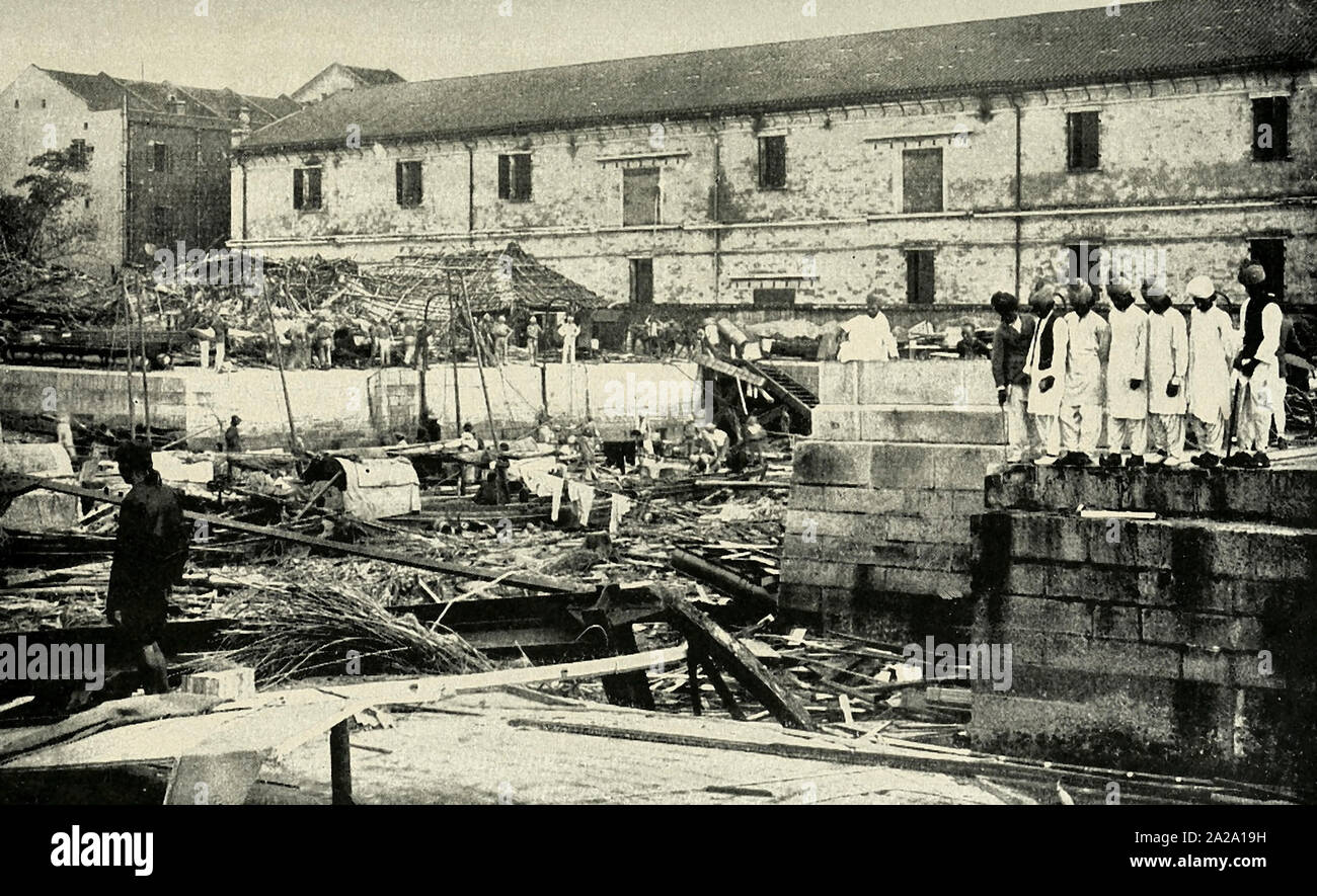 La terribile potenza del tifone - Enormi recipienti di ferro sono stati sballottati come tappi e schiacciate come gusci d'uovo, mentre alcuni sono stati letteralmente a terra a pezzi, durante la tempesta a Hong Kong nel 1907. Foto Stock