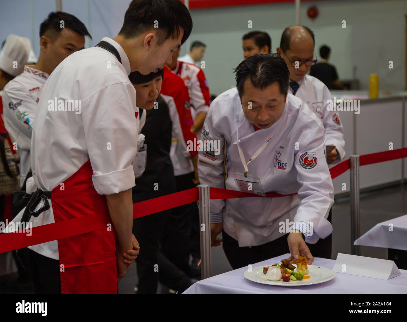 Bangkok, Tailandia - 3 Aprile 2019: Chef commento sul rivale del cibo in Thailandia Culinario internazionale Cup 2019 a BITEC Foto Stock