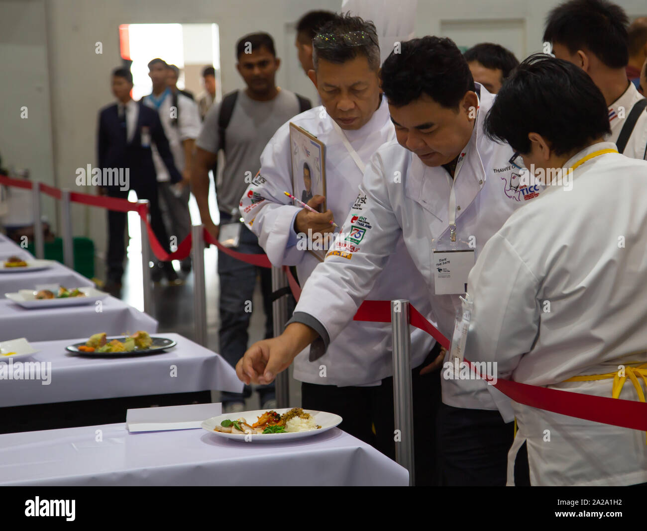 Bangkok, Tailandia - 3 Aprile 2019: Chef commento sul rivale del cibo in Thailandia Culinario internazionale Cup 2019 a BITEC Foto Stock