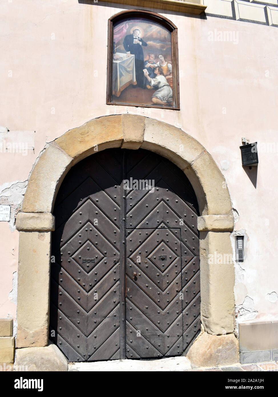 Una pesante porta chiodati con un dipinto montato sopra nel cortile del castello di Wawel Foto Stock