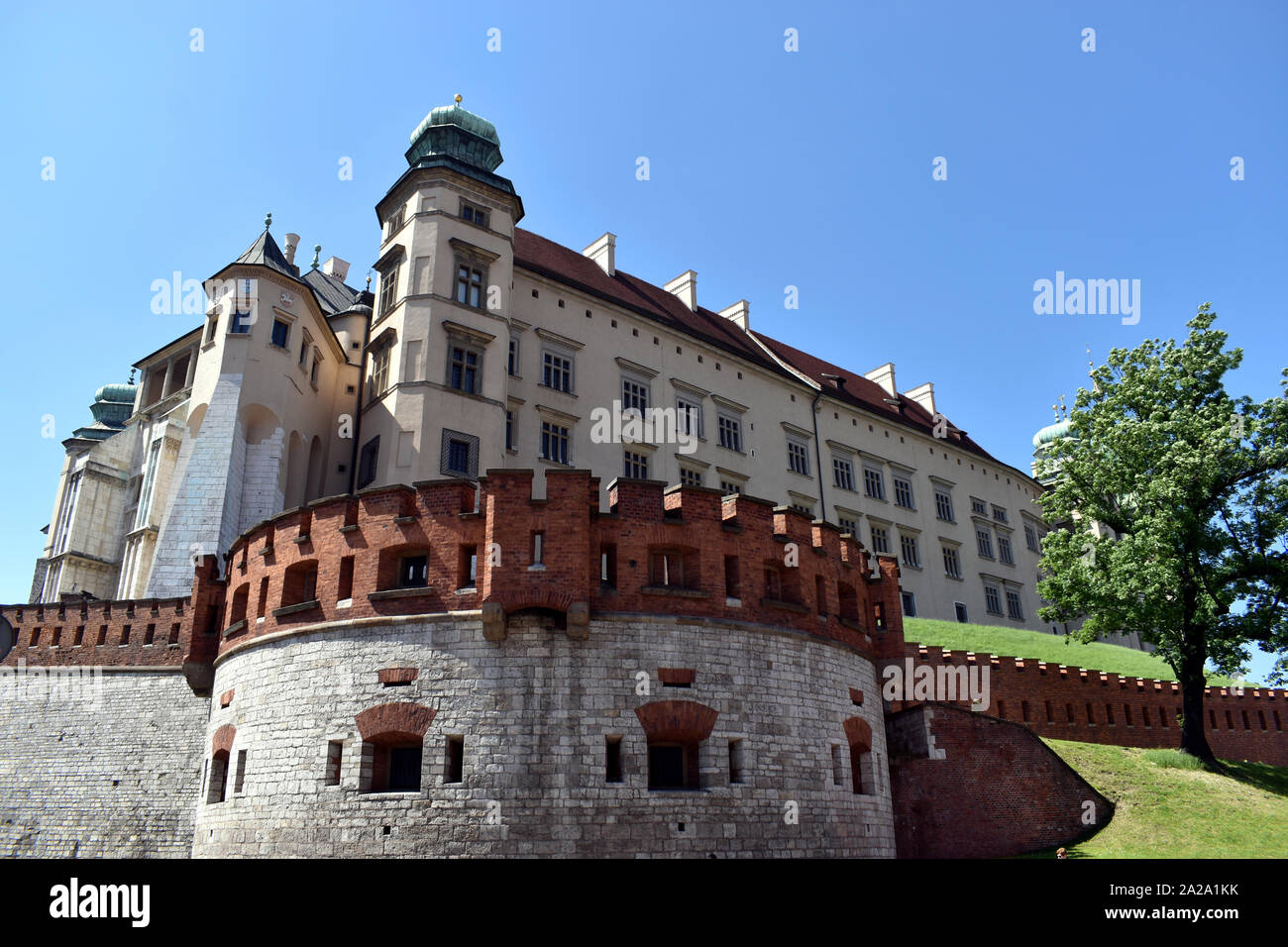 Un vicino vista esterna degli approcci al castello di Wawel a Cracovia Foto Stock