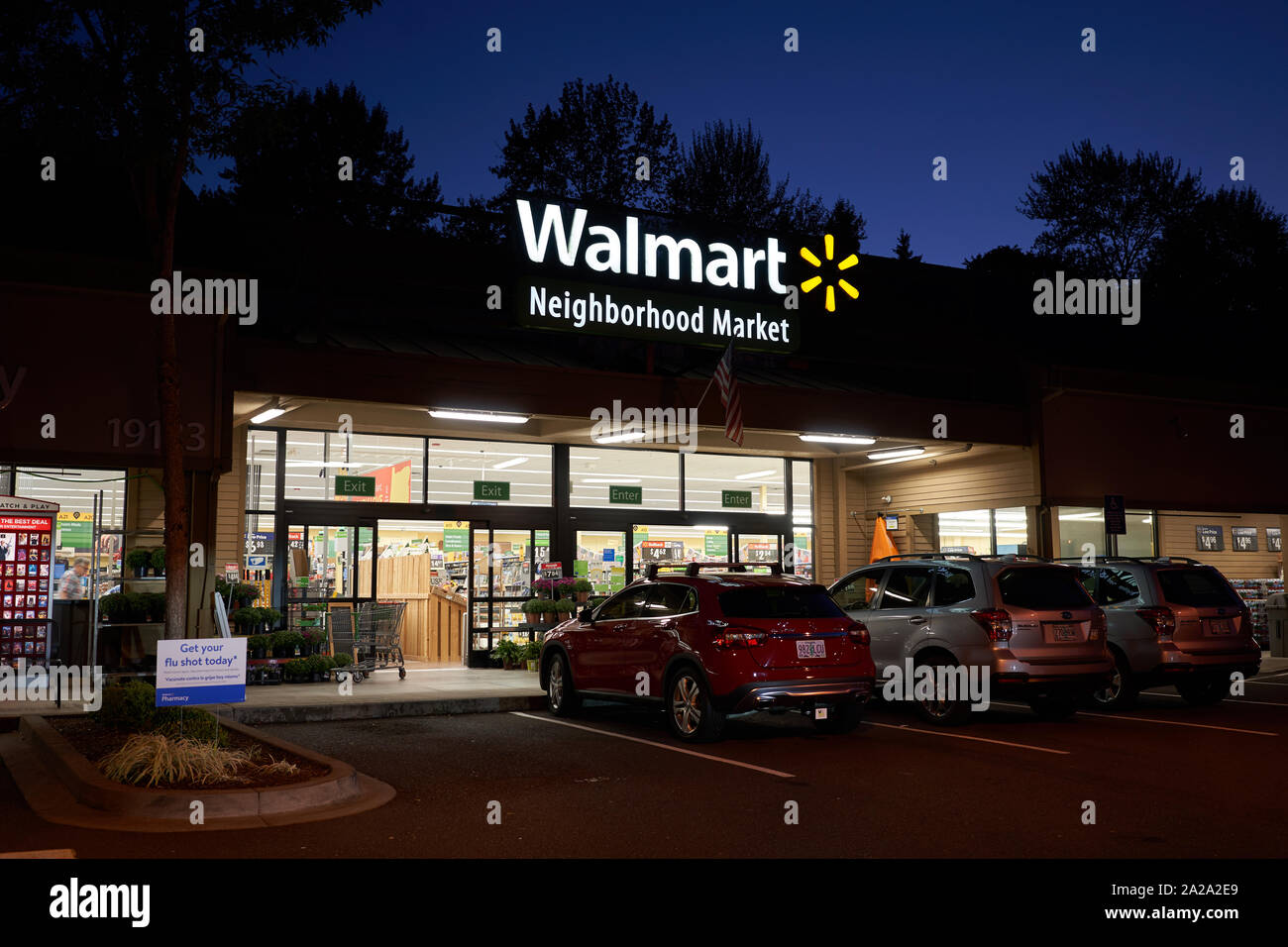 Di West Linn, Oregon, Stati Uniti d'America - 4 sett 2019: un Walmart vicinato Mercato a notte nel West Linn, un affluente sobborgo meridionale entro il Portland area metropolitana. Foto Stock