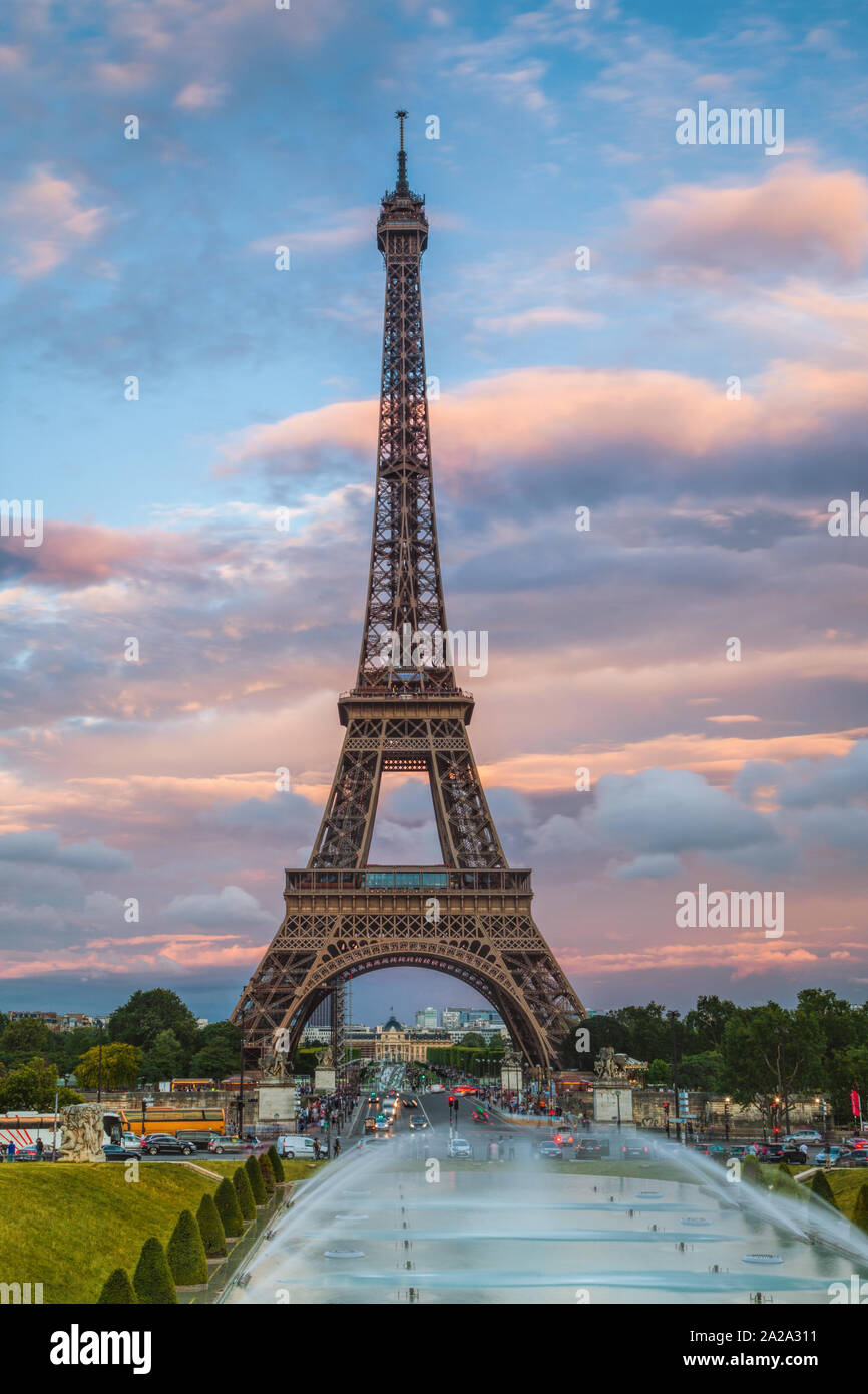 Torre Eiffel di sera visto dal Trocadero Foto Stock
