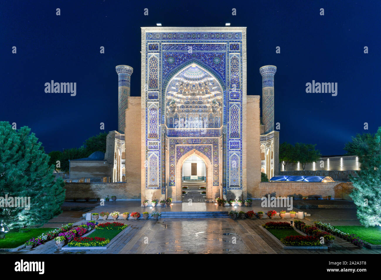 Mausoleo Gur-Emir di Tamerlane (Amir Timur) e la sua famiglia in Samarcanda, Uzbekistan di notte. Il complesso edilizio risale al XV secolo. Foto Stock