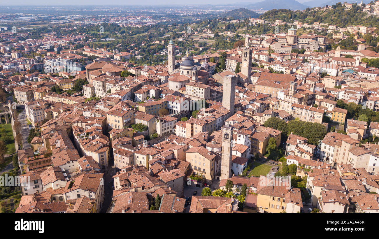 Bergamo, Italia. Drone stupefacente veduta aerea della città vecchia. Paesaggio presso il centro della città e i suoi edifici storici e le torri Foto Stock
