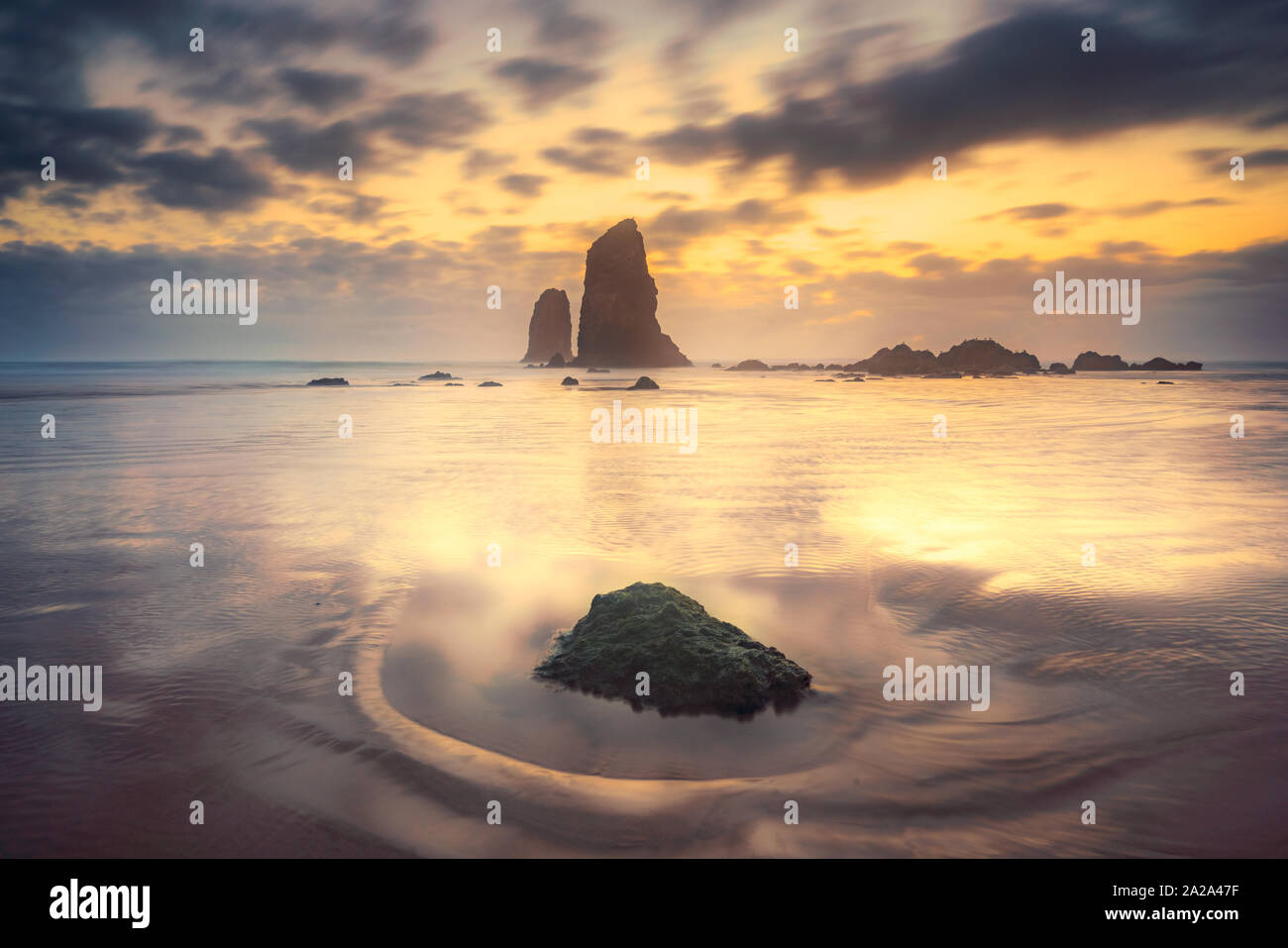 Gli aghi a Cannon Beach al tramonto in Oregon, USA Foto Stock