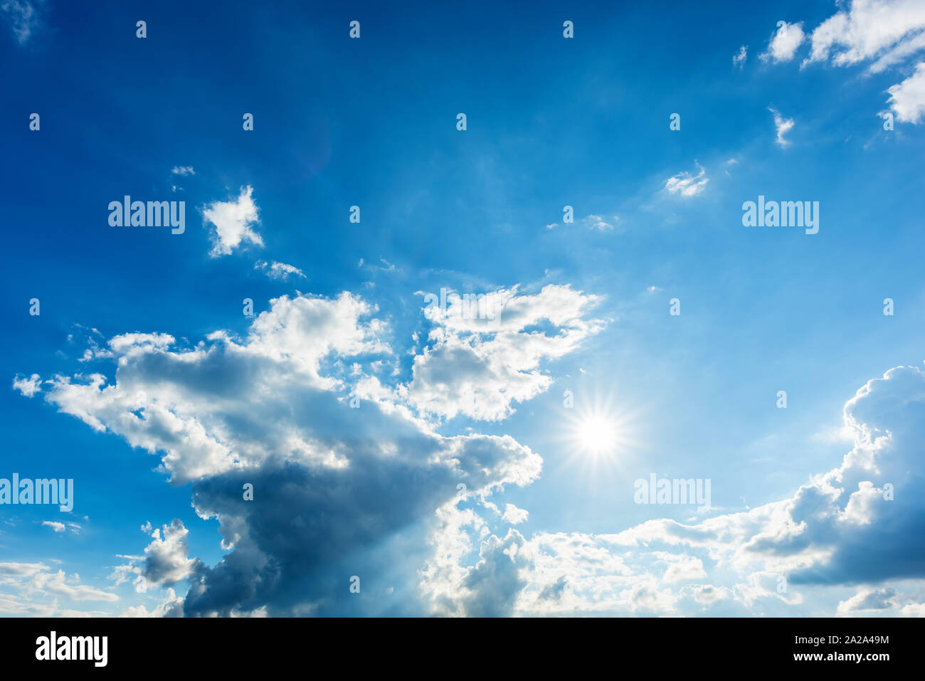 Sonne, Wolken und blauer Himmel Foto Stock