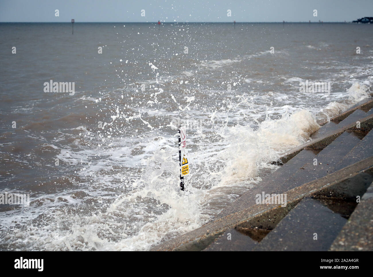 Heacham, West Norfolk, Regno Unito. 01 ott 2019. Onde infrangersi lungo la passeggiata intorno a una spia groyne segno, dopo le recenti piogge intense, maree alte e un pompaggio di marea hanno lasciato parti della costa tra Heacham e Hunstanton allagata. Meteo, Heacham West Norfolk, Regno Unito il 1 ottobre 2019. Credito: Paolo Marriott/Alamy Live News Foto Stock