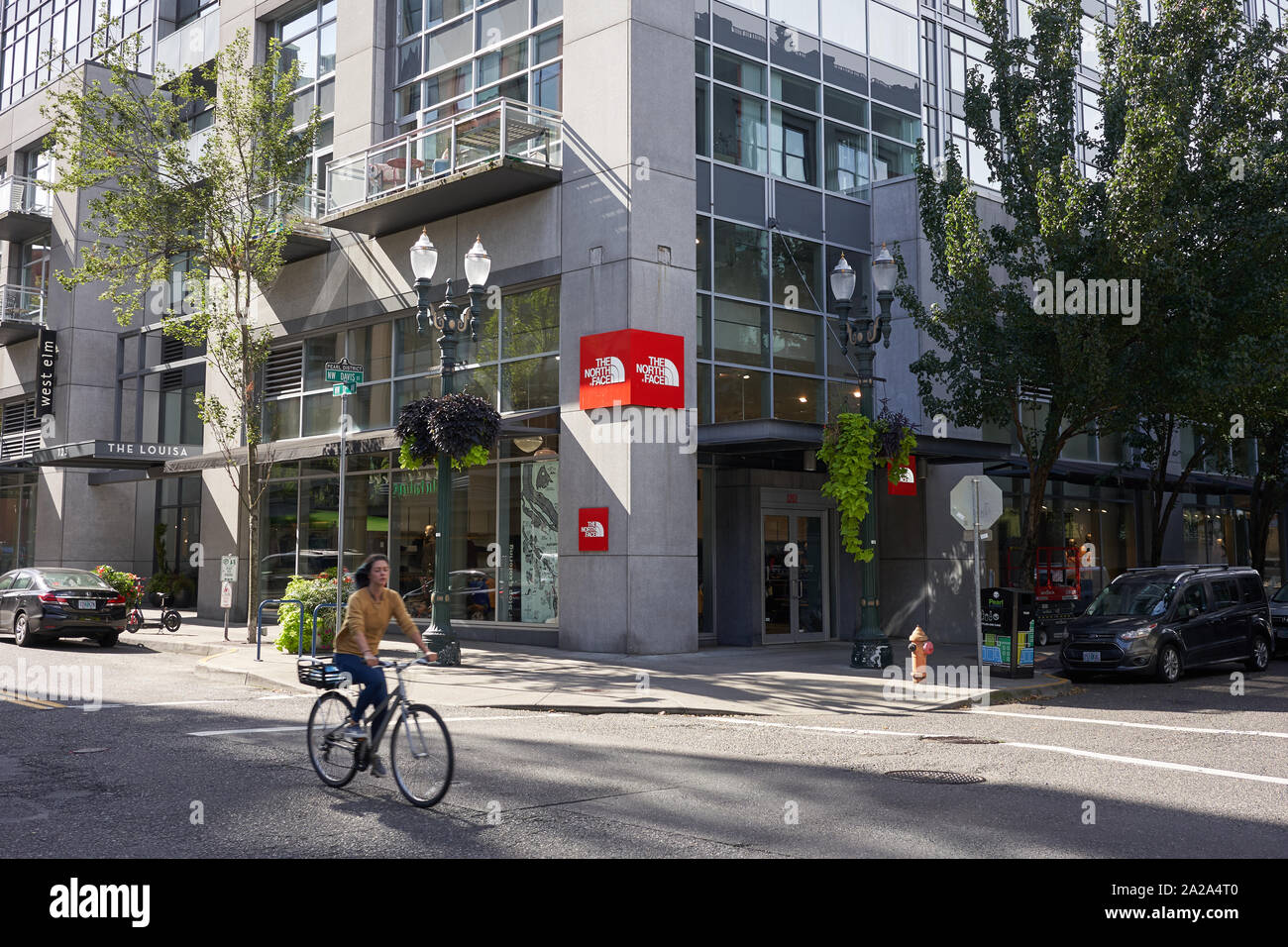 Un ciclista passa al North Face Store nel centro di Portland, Oregon, venerdì 27 settembre 2019. Foto Stock