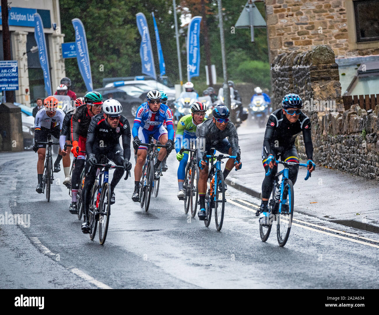 Il 2019 UCI Road World Championships Mens Elite la gara su strada, Leeds a Harrogate 261.8KM su un corso di estenuanti in condizioni di bagnato. Nella foto qui entrando in Skipton, Yorkshire. Credito: Stephen Bell/Alamy Foto Stock