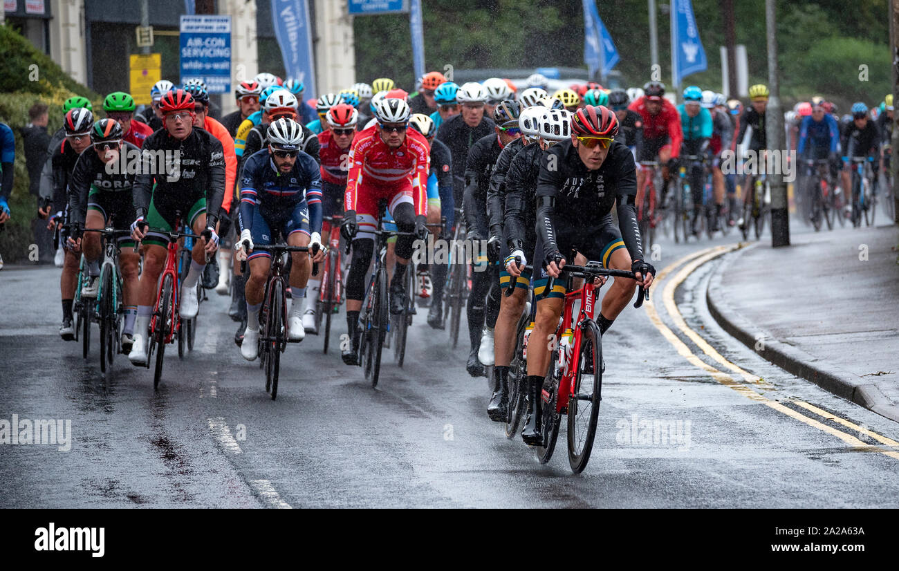 Il 2019 UCI Road World Championships Mens Elite la gara su strada, Leeds a Harrogate 261.8KM su un corso di estenuanti in condizioni di bagnato. Nella foto qui entrando in Skipton, Yorkshire. Credito: Stephen Bell/Alamy Foto Stock