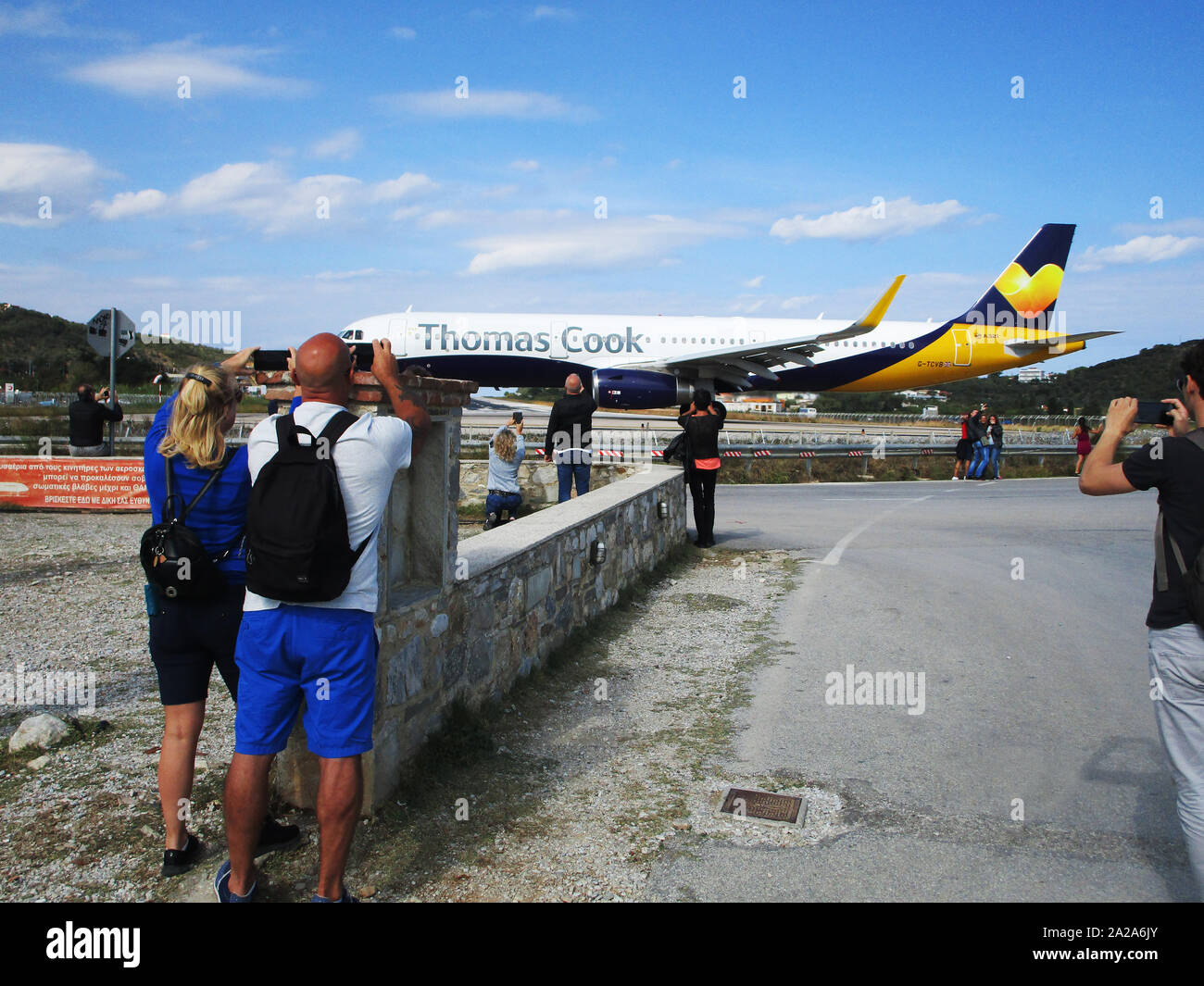 I vacanzieri di scattare fotografie di un Thomas Cook piano a Skiathos aeroporto prima decolla. Foto Stock