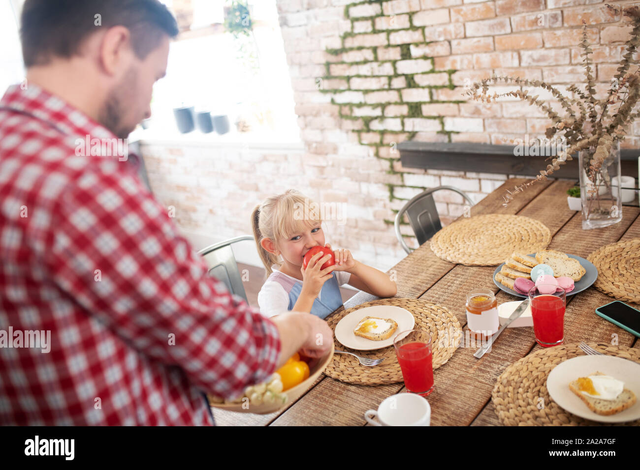 Padre di prendersi cura di sua figlia con prima colazione Foto Stock