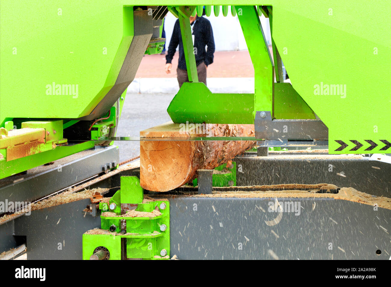 Macchine per la lavorazione del legno, legname, tavole di pino sono realizzati da grandi registri in una moderna segheria automatica. Foto Stock