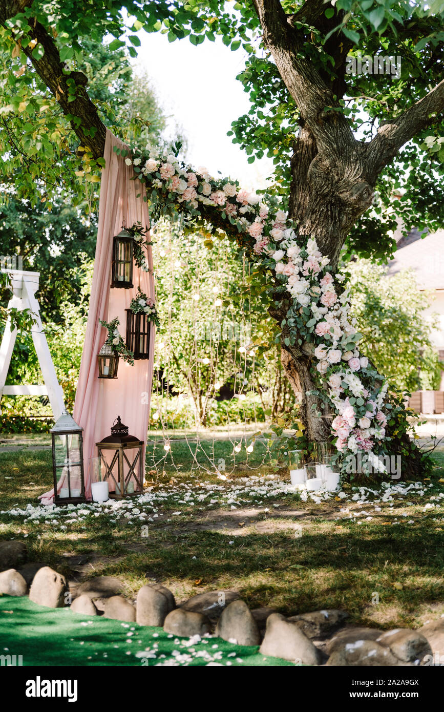 Natural Decor per l'estate elegante matrimonio all'esterno. Cerimonia di  nozze nei pressi della struttura ad albero Foto stock - Alamy