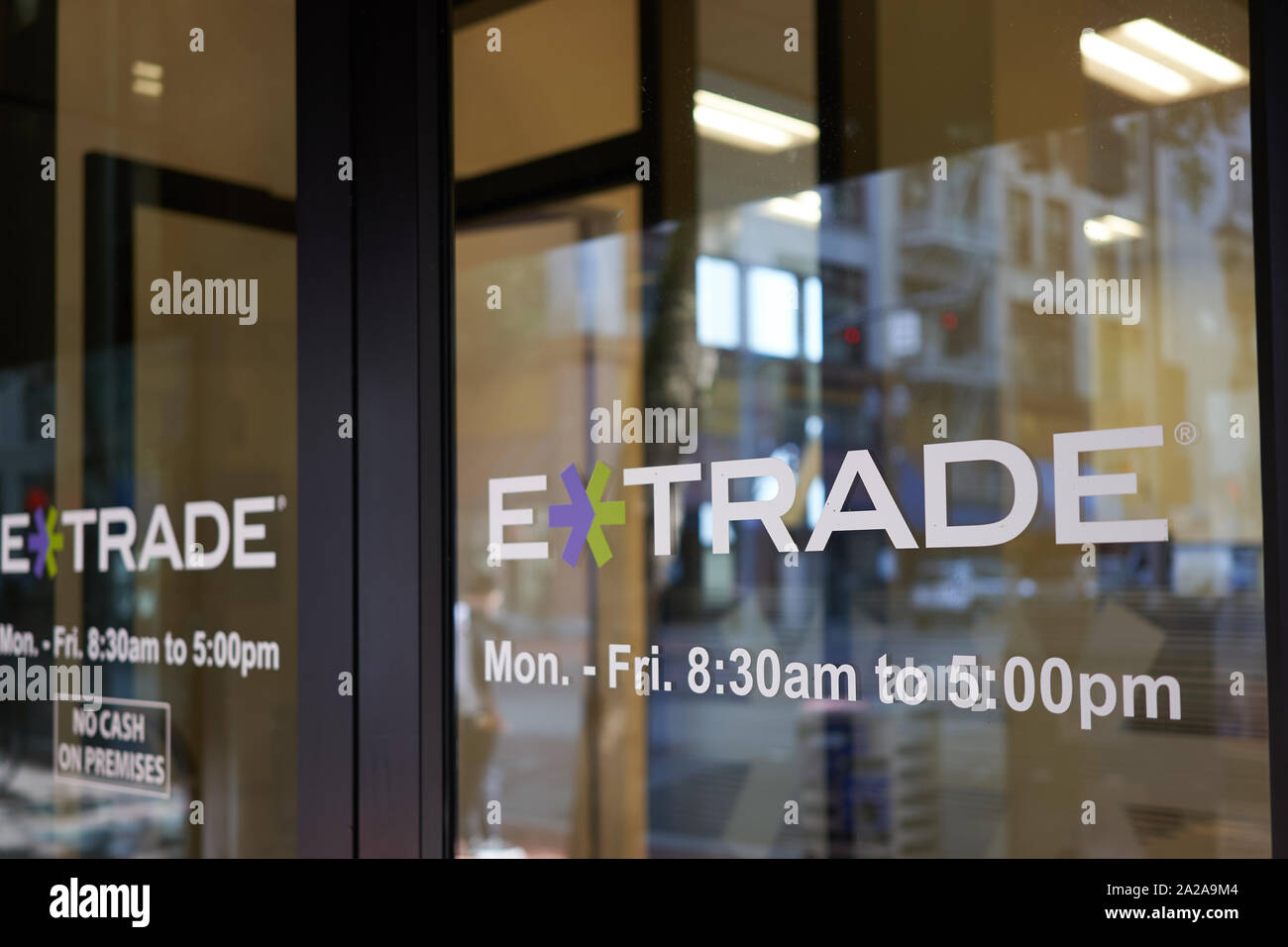 Portland, Oregon, Stati Uniti d'America - 6 Sep, 2019: l'E*TRADE logo è visto all'entrata di una E*TRADE Financial ubicazione nel centro di Portland. Foto Stock