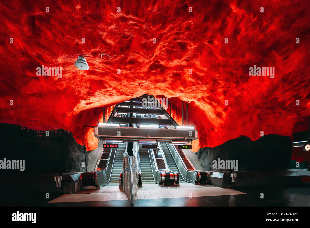 Stoccolma, Svezia. Escalator a Stoccolma Metro Stazione della Metropolitana. Foto Stock