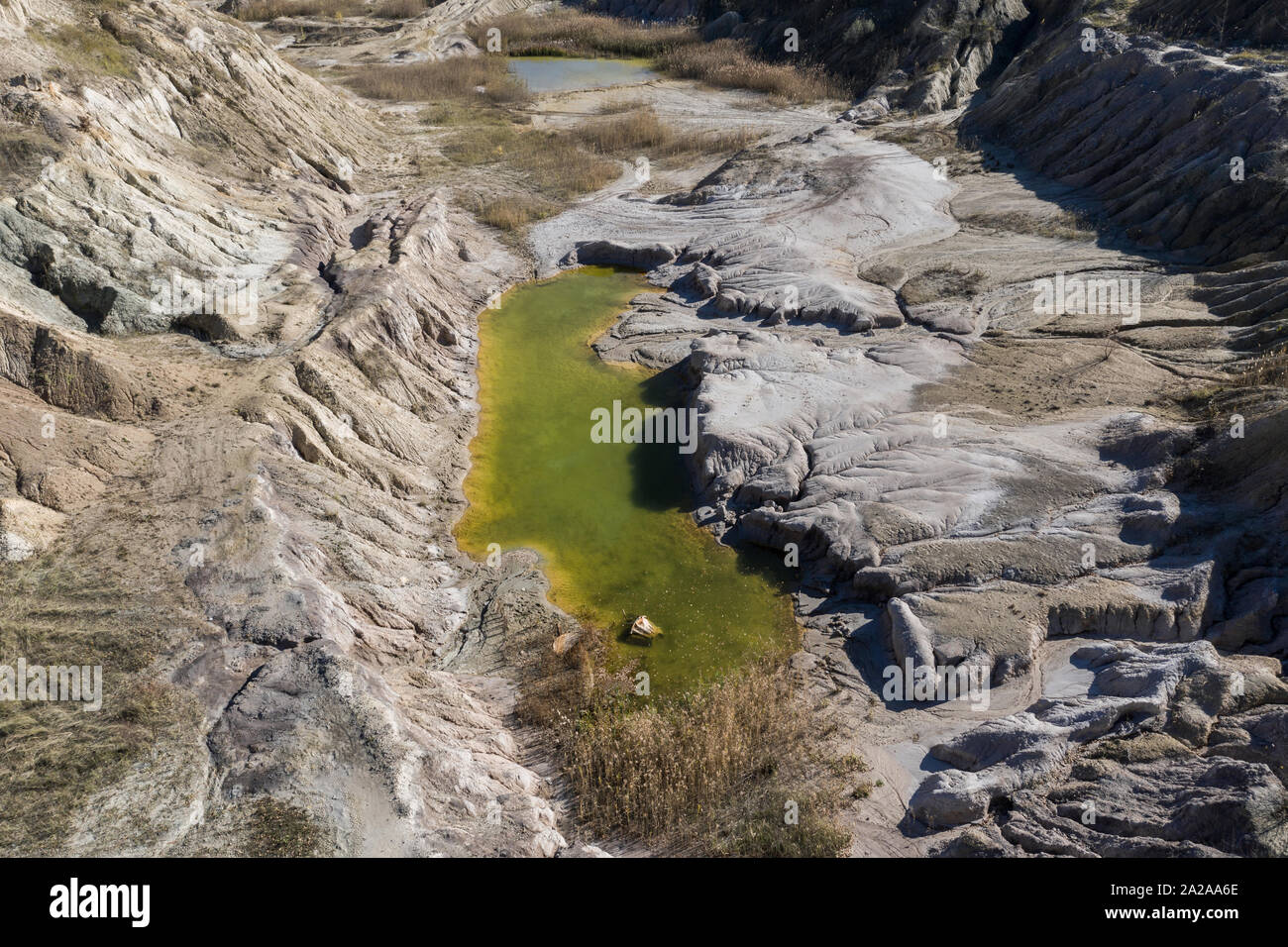 Industriali abbandonati area mineraria. Drone vista della miniera a cielo aperto riempito con acqua. Riprese aeree del lago artificiale Foto Stock