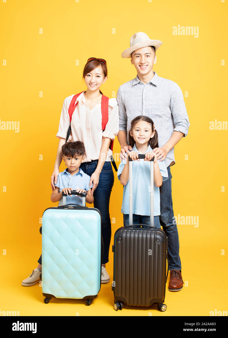 La famiglia felice con la valigia di andare in vacanza estiva Foto Stock