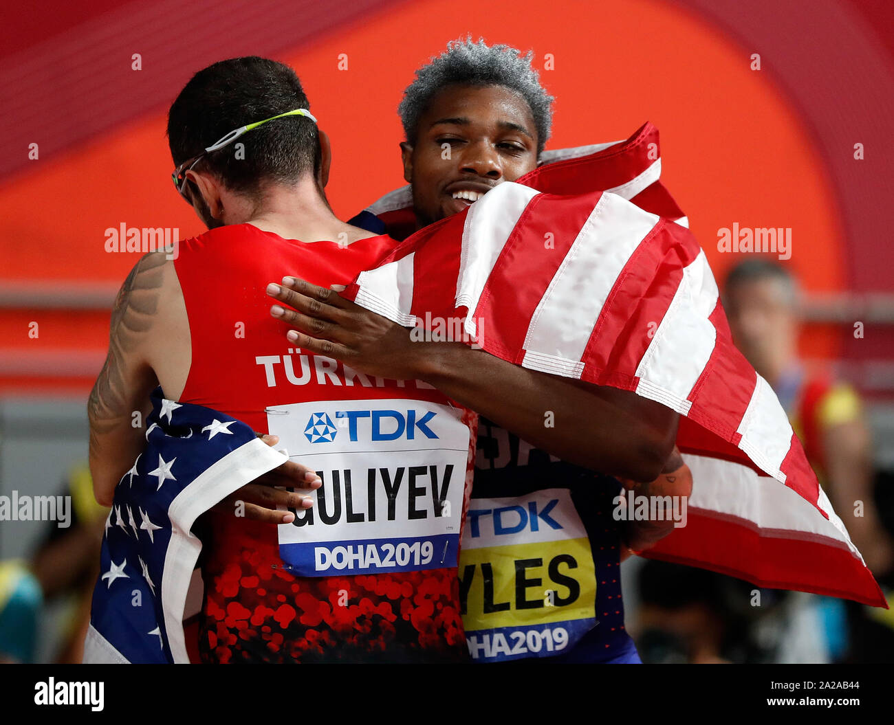 Doha in Qatar. 1 Ott 2019. Medaglia d'oro a Noè Lyles (R) degli Stati Uniti abbracci la Turchia Ramil Guliyev dopo la Uomini 200m Finale al 2019 IAAF mondiale di atletica a Doha, in Qatar, il 1 ottobre, 2019. Credito: Wang Lili/Xinhua/Alamy Live News Foto Stock