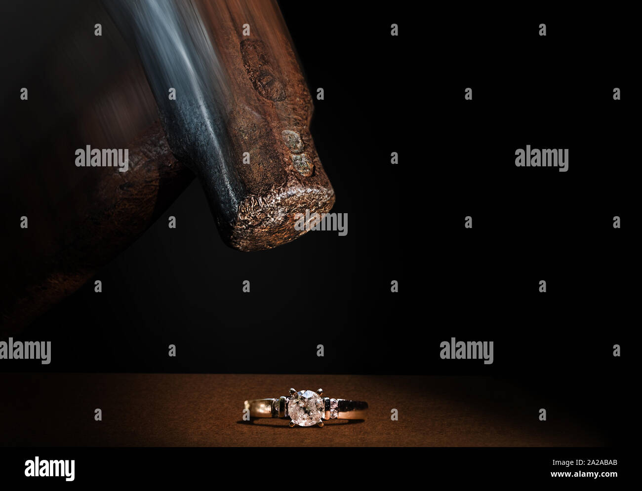 Martello smashing una corona diamantata. Il divorzio o problemi di relazione tema concettuale. Foto Stock