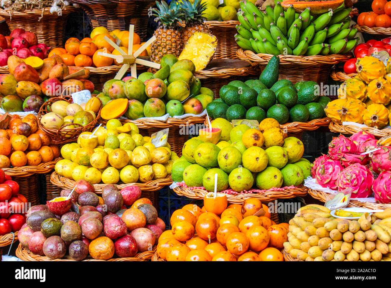 Frutti tropicali sul famoso mercato a Funchal, Madeira, Portogallo. Frutta esotica. Banane, mango, frutto della passione o di avocado. Cibo colorato, uno stile di vita sano. Foto Stock