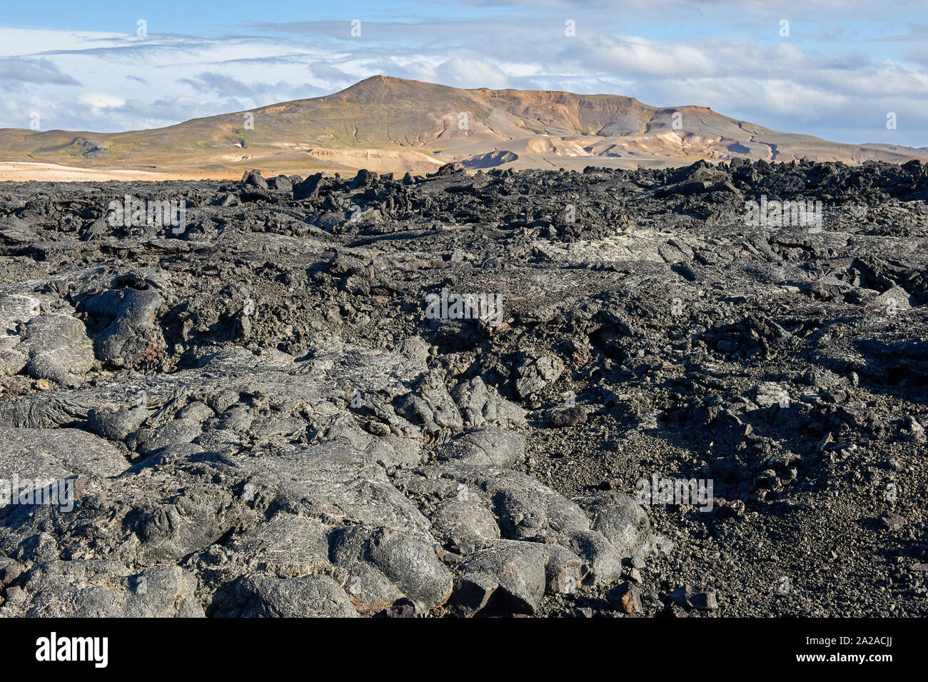 Krafla campi di lava sulla montagna Leirhnjokur, hot springs e cratere Hofur Krafla area vulcanica a nord-est dell'Islanda Foto Stock