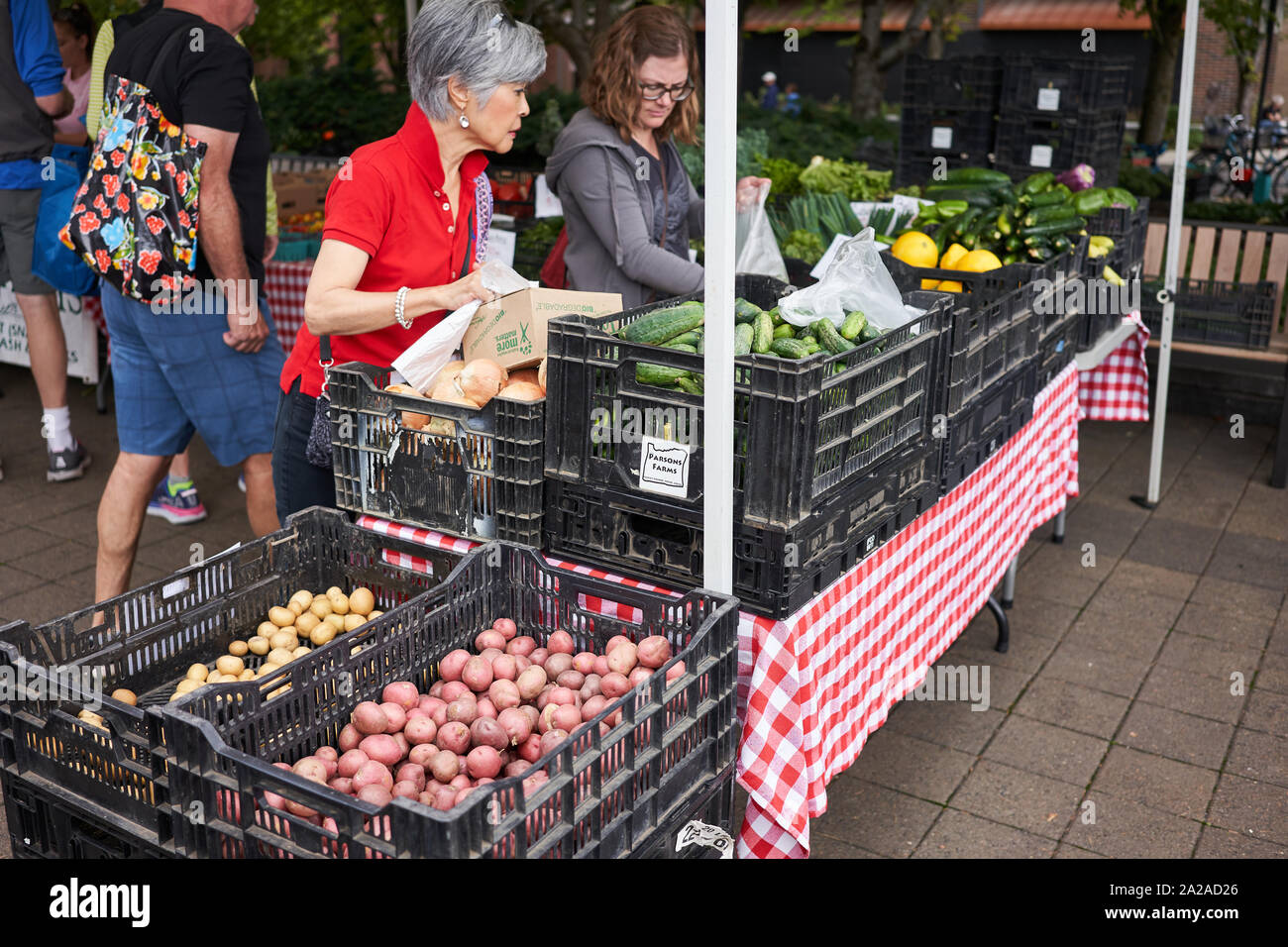 Acquirenti che acquistano prodotti locali freschi al mercato contadino del sabato a Lake Oswego, Oregon, il 14 settembre 2019. Foto Stock