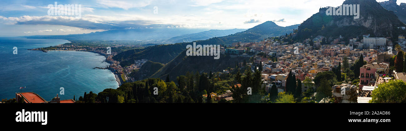 Vista panoramica mozzafiato di Taormina, Etna dalle mura del Teatro Greco Foto Stock