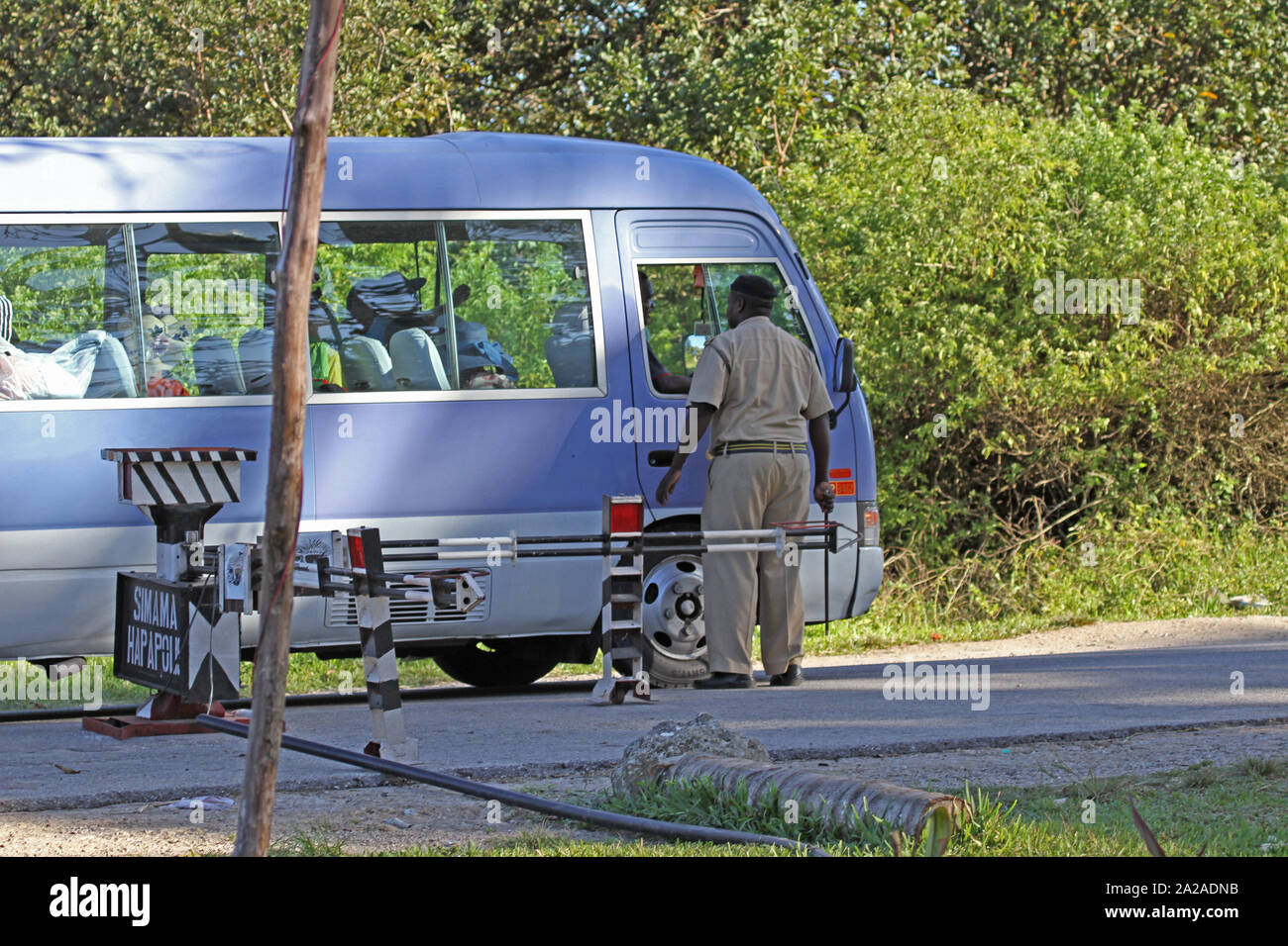Un pulmino turistico in uscita Jozani-Chwaka Bay National Park, Zanzibar, isola di Unguja, Tanzania. Foto Stock