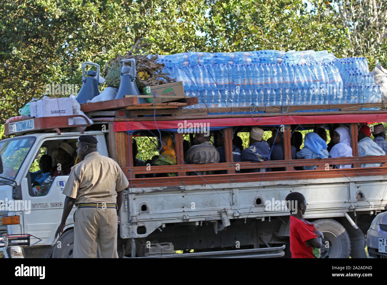 Il trasporto di acqua e trasporto umano carrello entrando Jozani-Chwaka Bay National Park, Zanzibar, isola di Unguja, Tanzania. Foto Stock