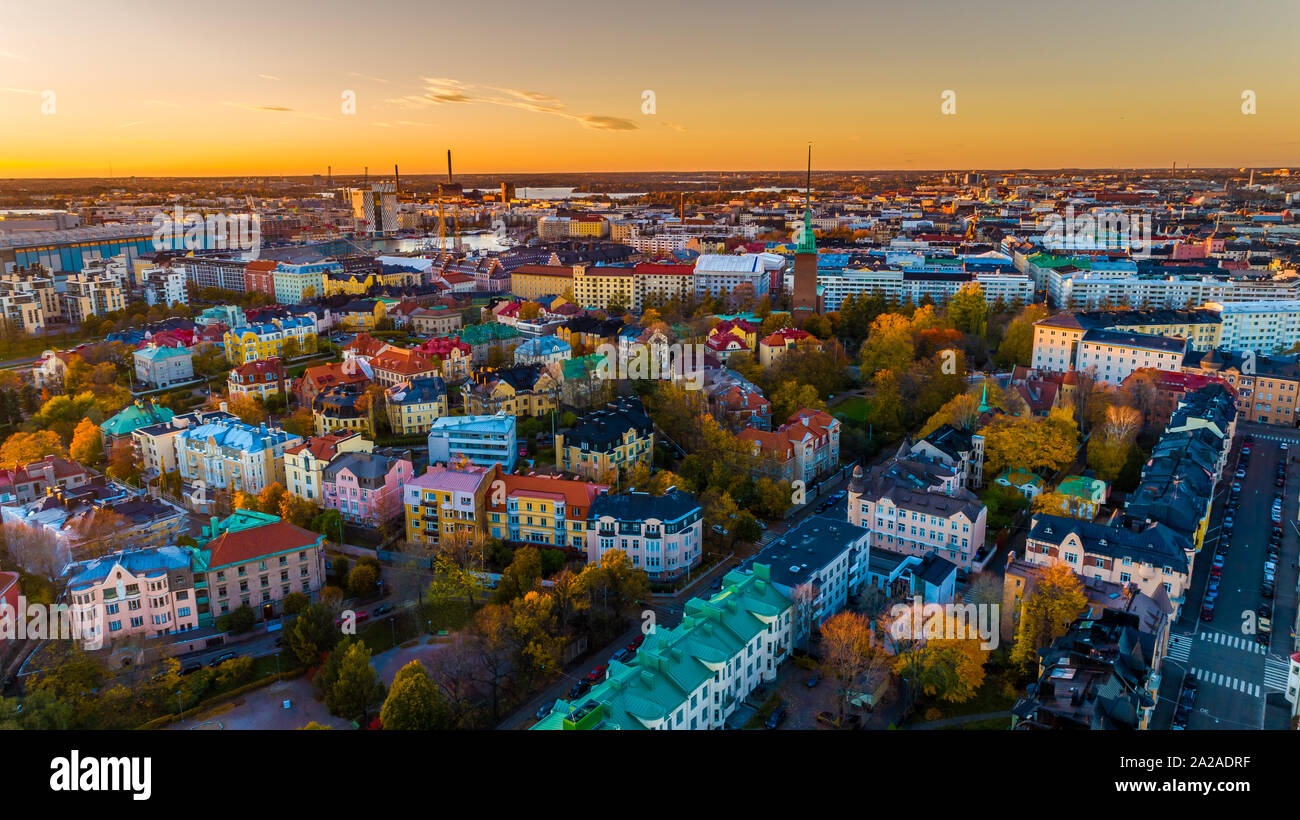 Vista aerea della bella città Helsinki al tramonto del tempo. Cielo blu e nuvole e gli edifici colorati. Helsinki, Finlandia. Foto Stock