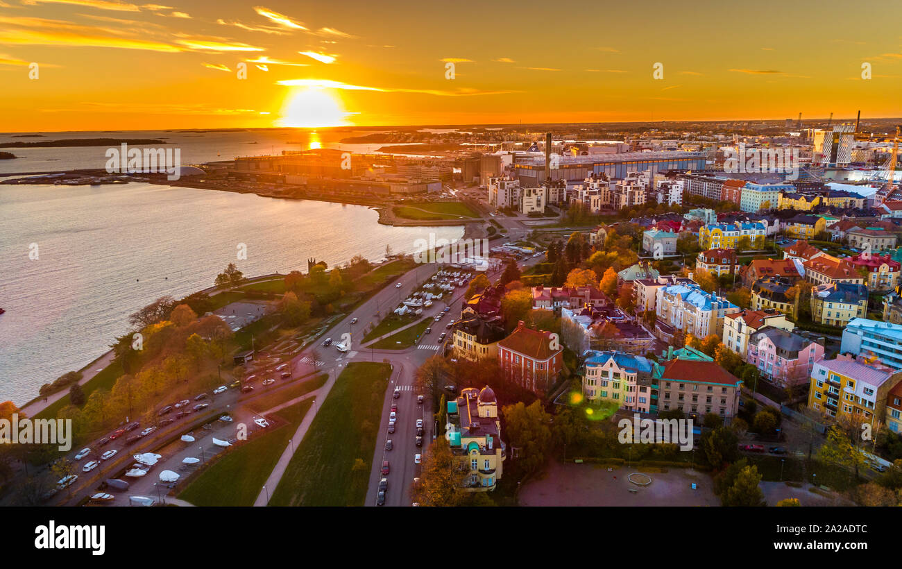 Vista aerea della bellissima città di Helsinki al tramonto. Finlandia. Foto Stock