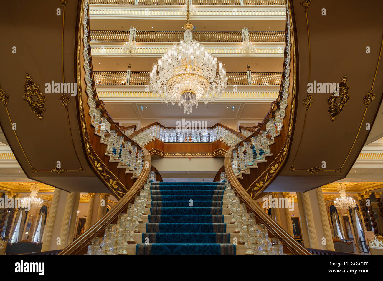 ANTALYA, Turchia - 12 settembre 2019: scala principale nella hall del Titanic Mardan due Palace hotel di lusso, il più costoso europei resort. Foto Stock