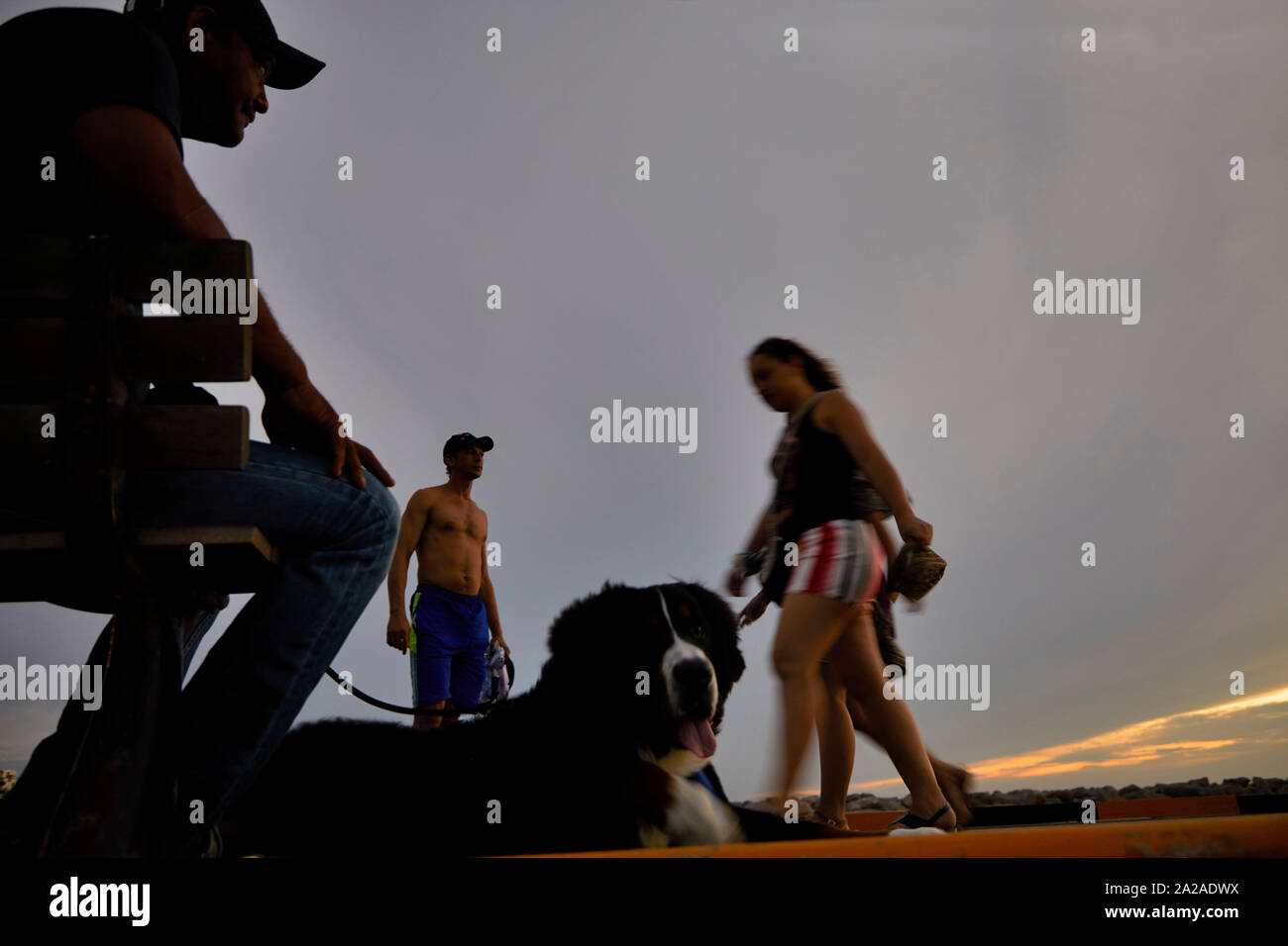 Colombia Riohacha gente camminare e rilassarsi sulla spiaggia e boulevard durante il tramonto 26-6-2019 photo Jaco Klamer/Alamy Foto Stock