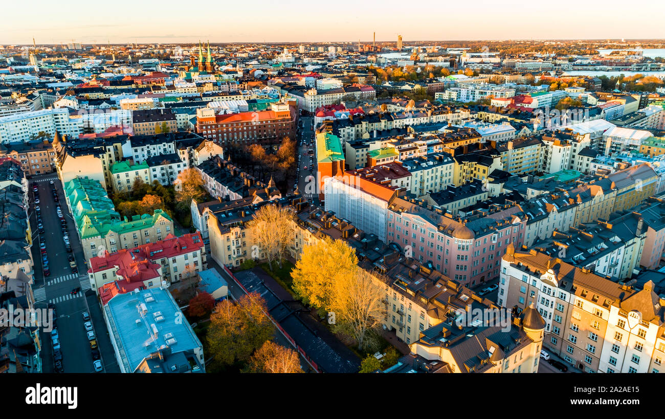 Vista aerea di Helsinki al tramonto. Cielo blu e nuvole ed edifici colorati. Helsinki, Finlandia. Foto Stock