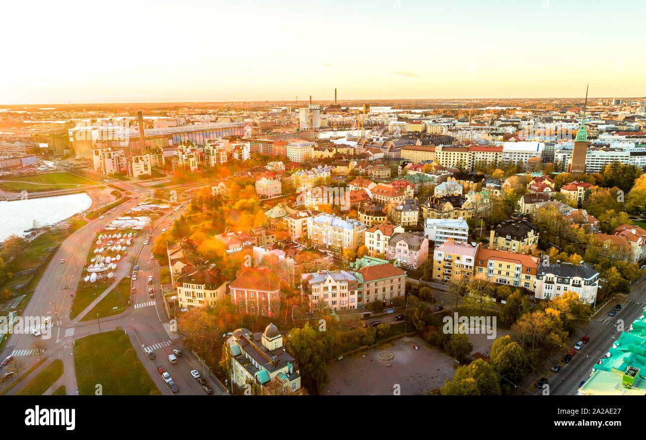 Vista aerea di Helsinki al tramonto. Cielo blu e nuvole ed edifici colorati. Helsinki, Finlandia. Foto Stock