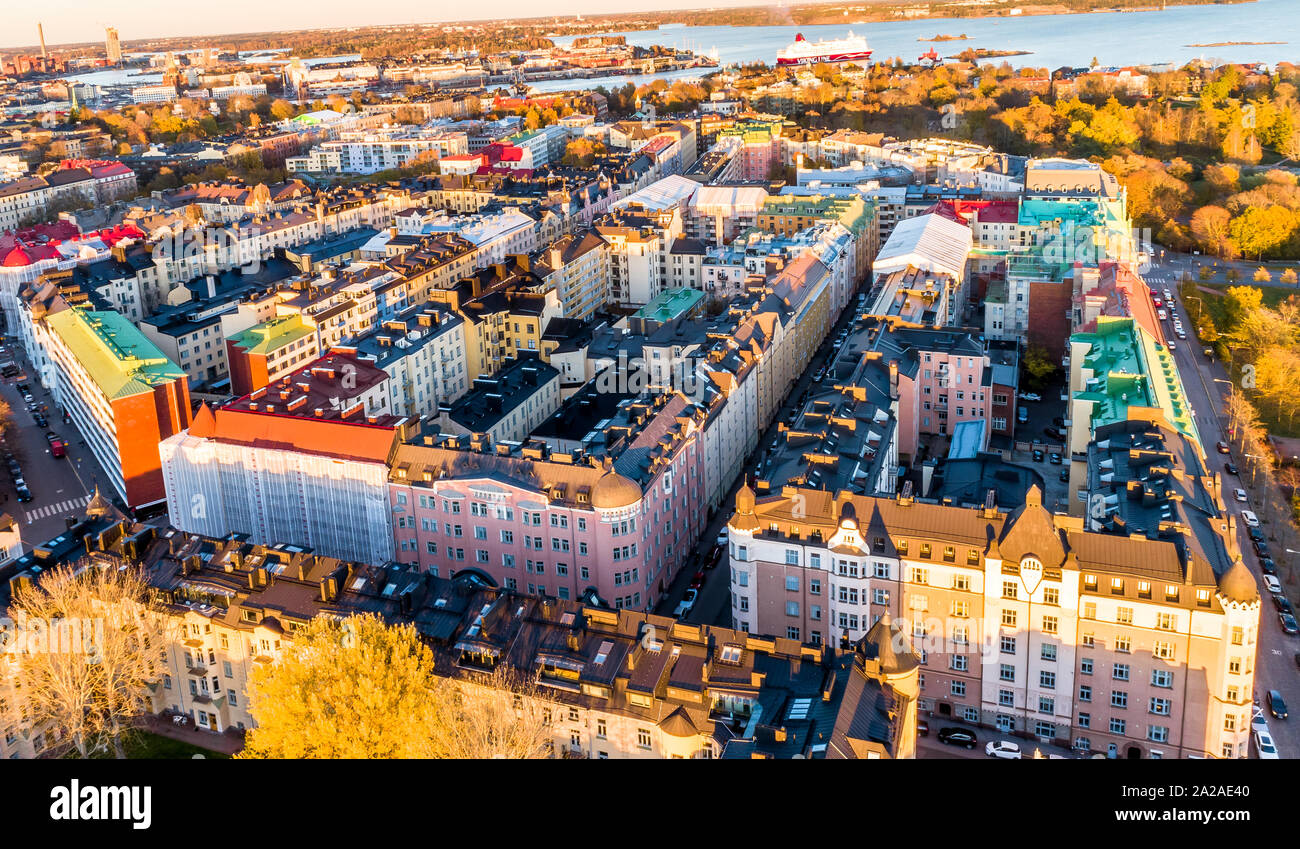 Vista aerea della bellissima città di Helsinki al tramonto. Helsinki, Finlandia. Foto Stock