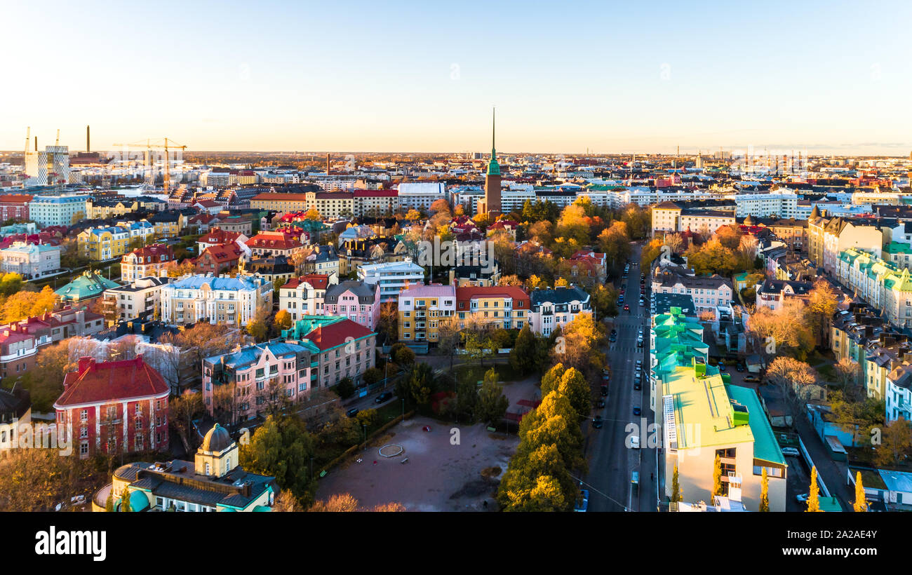 Vista aerea della bella città Helsinki al tramonto del tempo. Cielo blu e nuvole e gli edifici colorati. Helsinki, Finlandia. Foto Stock