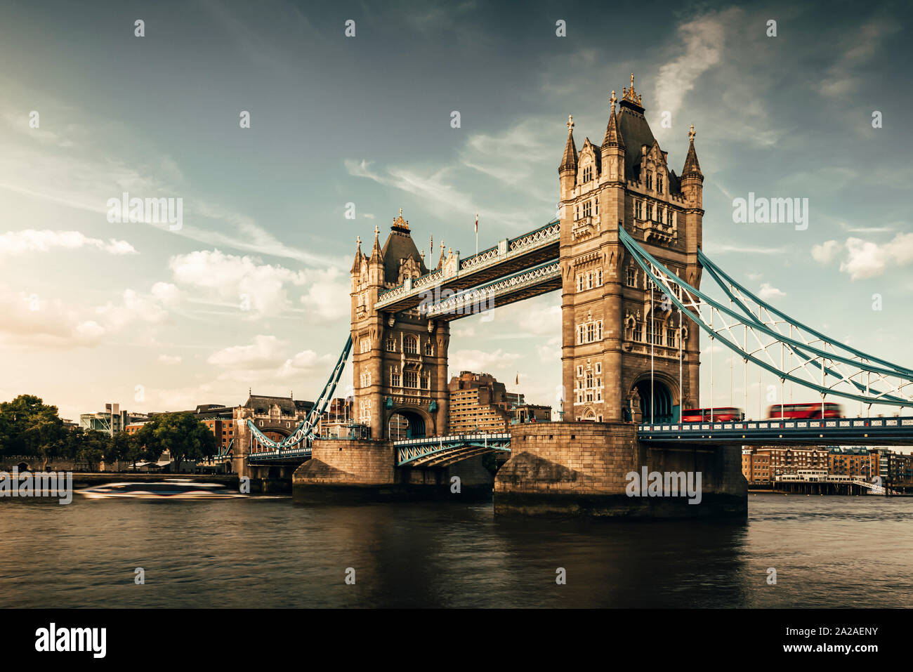 Il Tower Bridge di Londra al tramonto Foto Stock