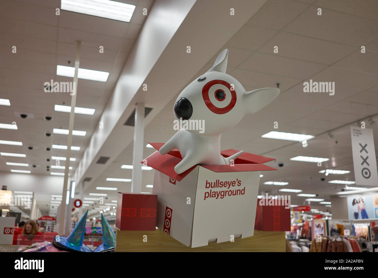 Bullseye (precedentemente conosciuto come Spot), un terrier bianco in miniatura e la mascotte ufficiale di Target Corporation, visto in un negozio di destinazione il 18/09/2019. Foto Stock